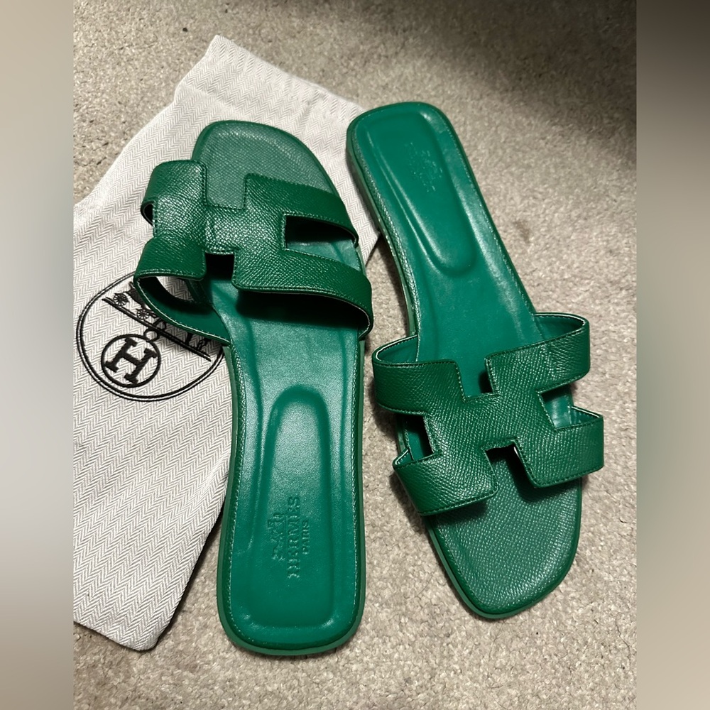 INSPIRED Slide Sandals in Emerald Green
